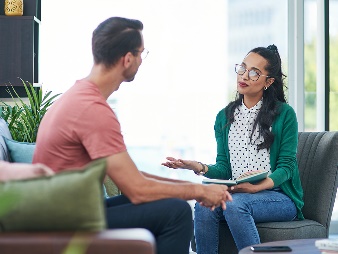 2 people in a counselling session.